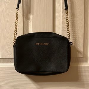 LIKE NEW MICHAEL KORS CROSSBODY